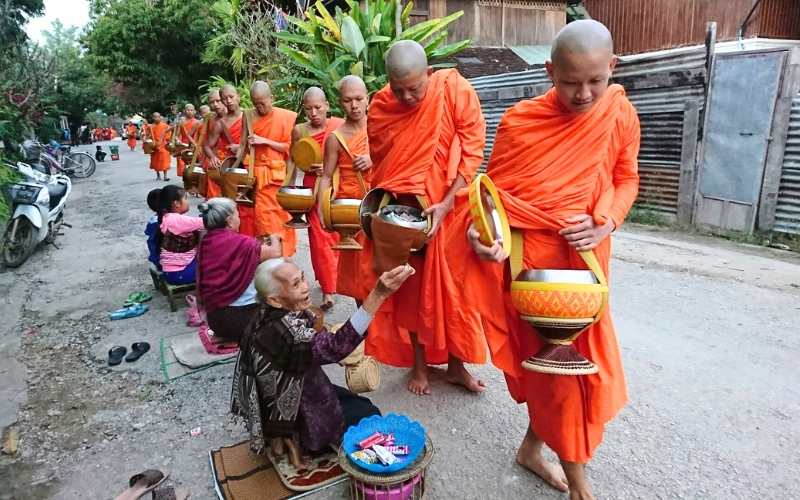Tak Bat &agrave; Luang Prabang 