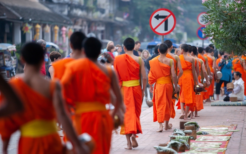 Tak Bat &agrave; Luang Prabang 