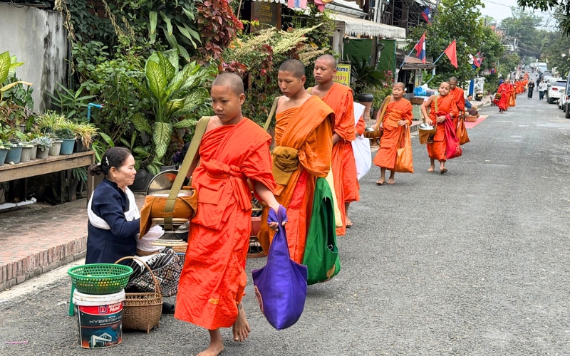 Tak Bat &agrave; Luang Prabang 