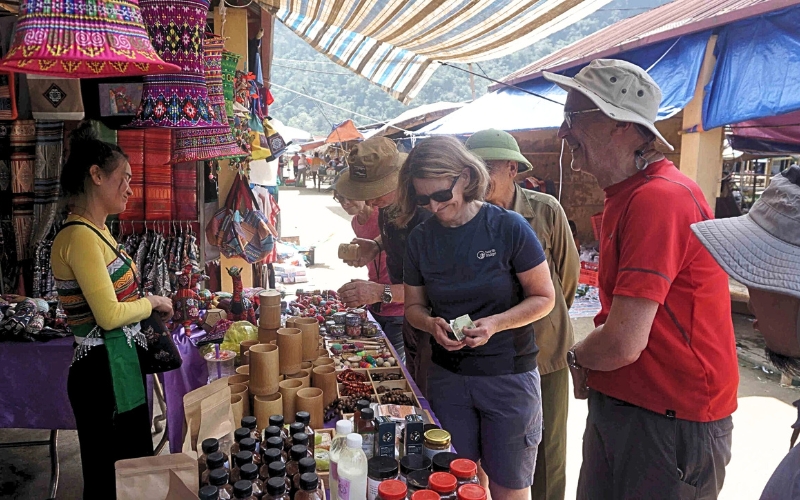 Marché hebdomadaire de Pho Doan