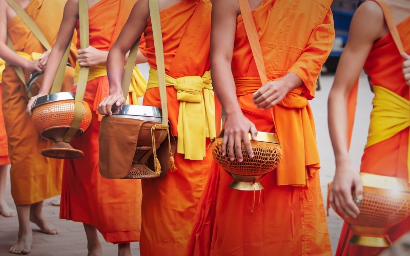 Tak Bat à Luang Prabang : comprendre ce rituel bouddhiste