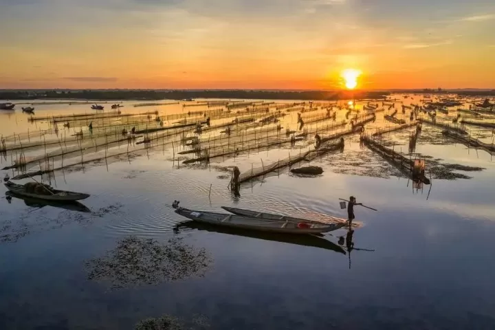 Promenade en sampan sur la lagune de Dam Chuon